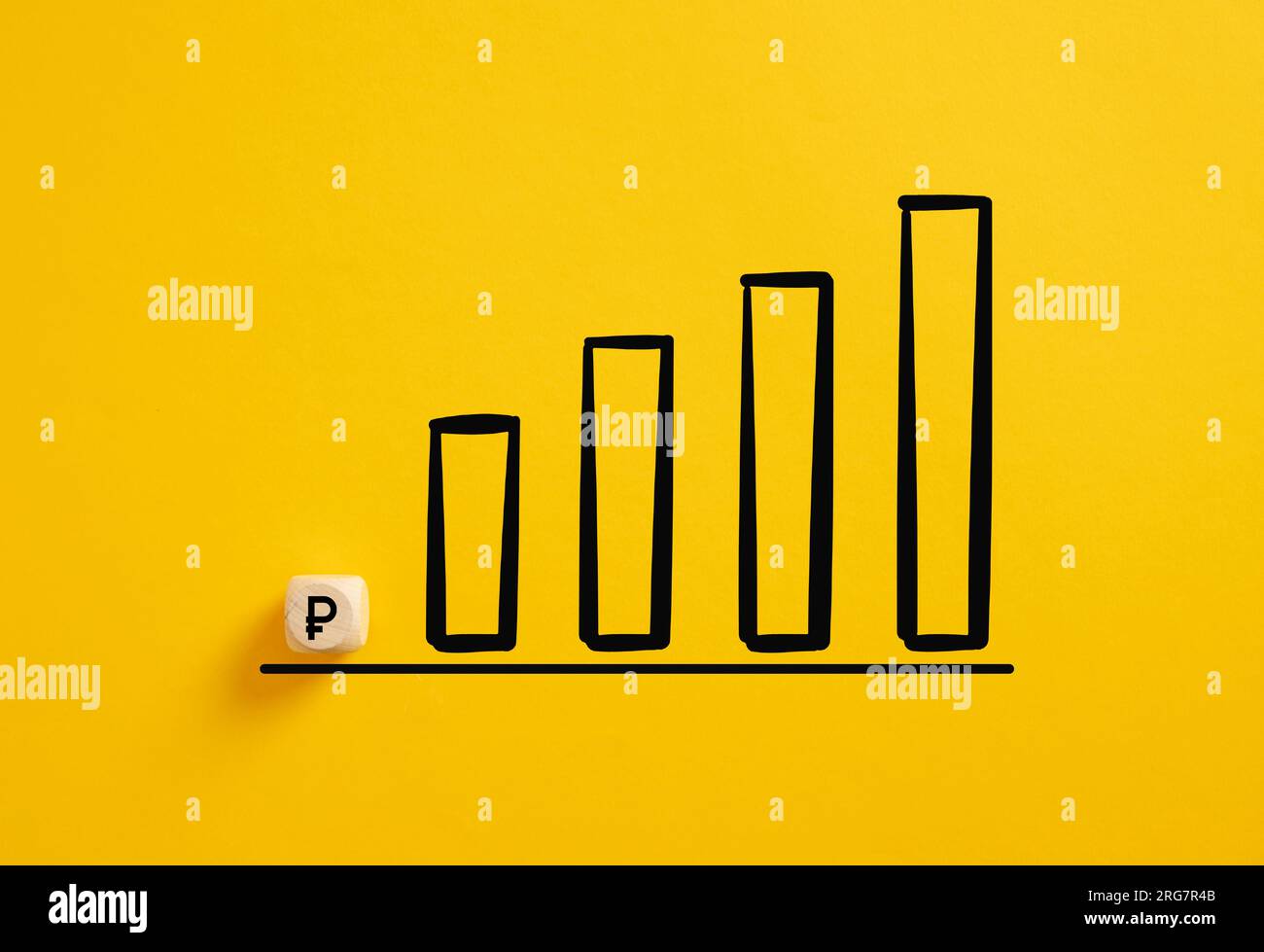 Concetto di crescita del tasso di cambio del rublo russo. Aumento dei profitti aziendali. Simbolo del rublo su un cubo di legno con un grafico ascendente. Foto Stock