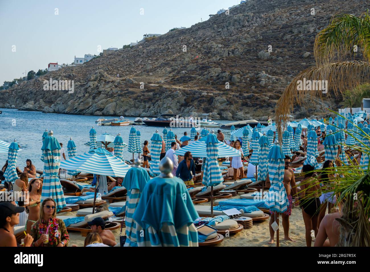 Mykonos, Grecia - 20 agosto 2018: Veduta di lettini e ombrelloni presso la famosa spiaggia di Psarou a Mykonos, Grecia Foto Stock