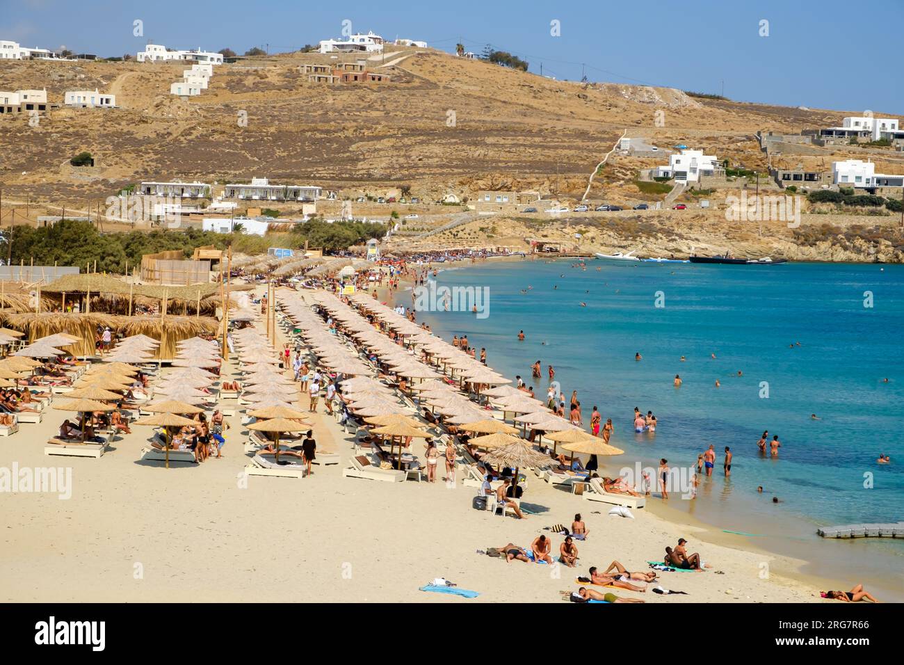 Mykonos, Grecia - 20 agosto 2018: Vista panoramica dello splendido bar sulla spiaggia turchese di Elia a Mykonos, Grecia Foto Stock