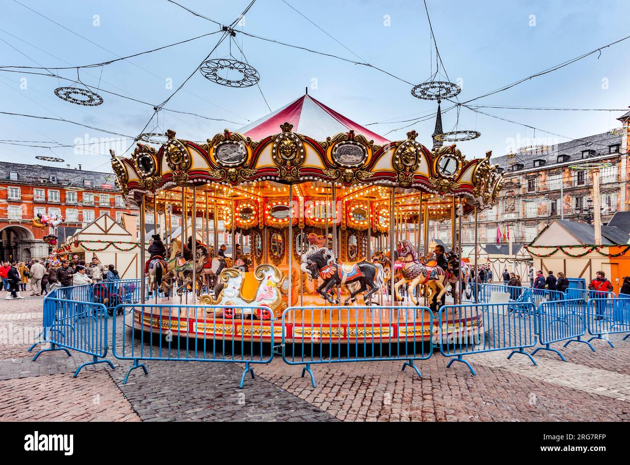 Marid, Spagna - 20 dicembre 2010: La gente si diverte a Natale sulla giostra per i bambini la sera alla plaza de Mayor di Madrid , Sp Foto Stock