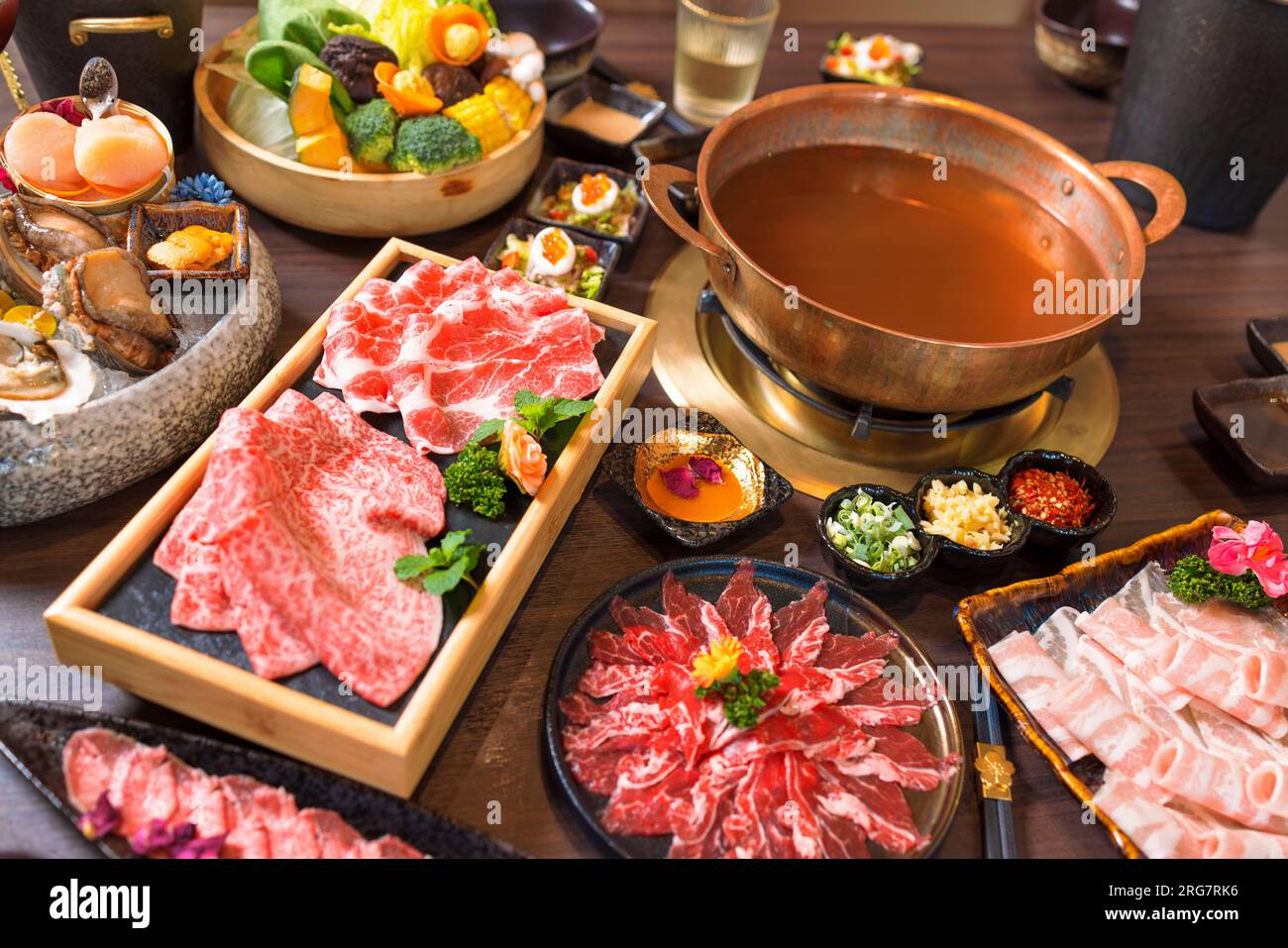 Piatti di cucina a base di pesce e carne a fette di manzo per pentole calde. fette di maiale, capesante, conchiglie, ostriche, caviale e altre prelibatezze di pesce. Foto Stock