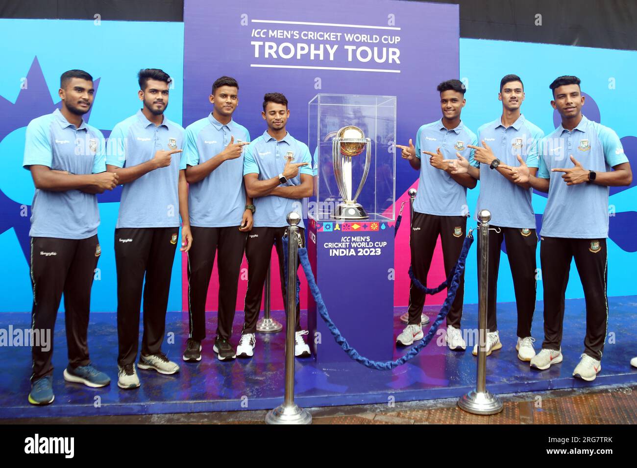 ICC Cricket World Cup 2023 Trophy Tour è arrivato in Bangladesh. Il prestigioso trofeo è destinato a visitare varie località del paese Foto Stock