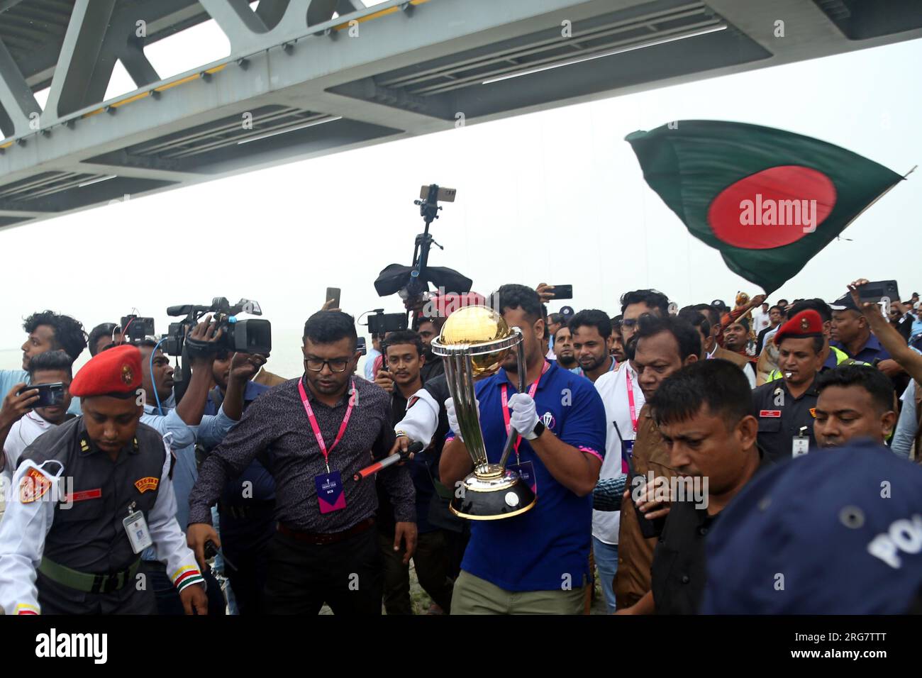 ICC Cricket World Cup 2023 Trophy Tour è arrivato in Bangladesh. Il prestigioso trofeo è destinato a visitare varie località del paese Foto Stock