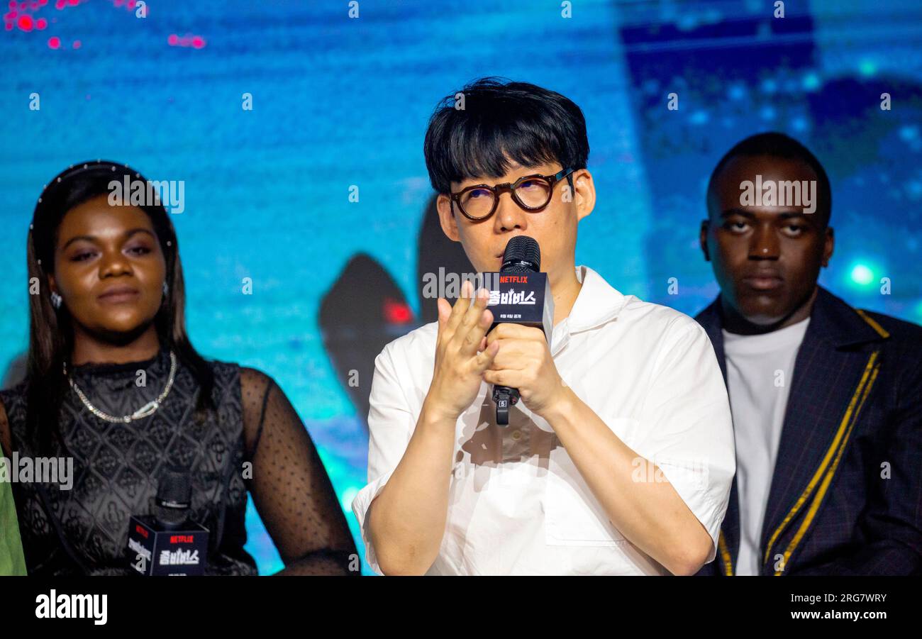 (L-R) Patricia Yiombi, Park Jin-Kyung e Jonathan Yiombi, 8 agosto 2023 : il popolare regista televisivo Park Jin-Kyung (C), le celebrità televisive Jonathan Yiombi (R) e Patricia Yiombi partecipano a una conferenza stampa per il programma di varietà d'azione di Netflix "Zombieverse" a Seoul, Corea del Sud. La serie Netflix sarà presentata in anteprima l'8 agosto. Crediti: Lee Jae-won/AFLO/Alamy Live News Foto Stock