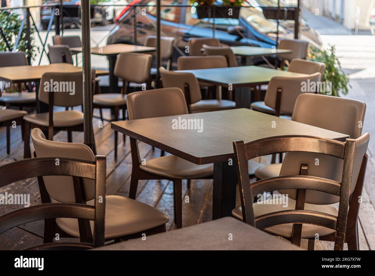 Tavoli vuoti in un ristorante tradizionale a Roma, Italia Foto Stock