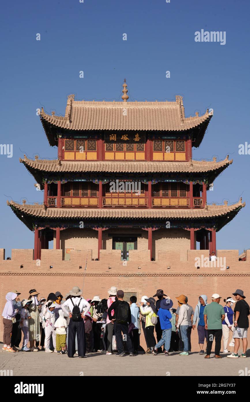 Jiayuguan, provincia cinese del Gansu. 7 agosto 2023. I turisti visitano il passo Jiayu nella città di Jiayuguan, provincia del Gansu della Cina nord-occidentale, 7 agosto 2023. Il passo Jiayu, una famosa parte della grande Muraglia costruita durante la Dinastia Ming (1368-1644), ha attirato un numero crescente di visitatori durante la stagione turistica estiva, con oltre 30.000 visitatori al giorno in picco. Crediti: Ma Ning/Xinhua/Alamy Live News Foto Stock