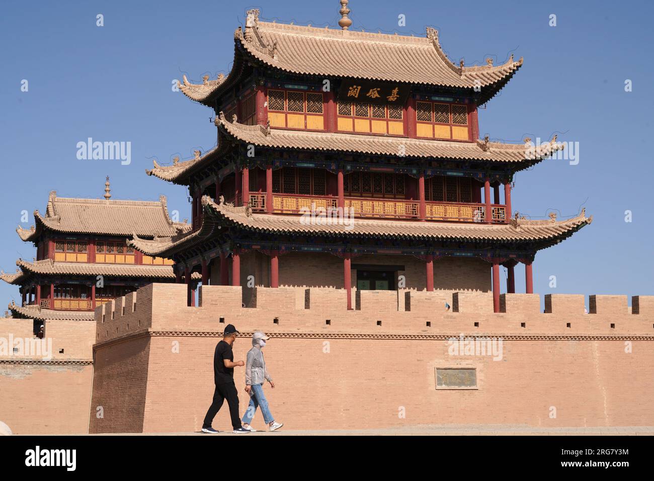 Jiayuguan, provincia cinese del Gansu. 7 agosto 2023. I turisti visitano il passo Jiayu nella città di Jiayuguan, provincia del Gansu della Cina nord-occidentale, 7 agosto 2023. Il passo Jiayu, una famosa parte della grande Muraglia costruita durante la Dinastia Ming (1368-1644), ha attirato un numero crescente di visitatori durante la stagione turistica estiva, con oltre 30.000 visitatori al giorno in picco. Crediti: Ma Ning/Xinhua/Alamy Live News Foto Stock