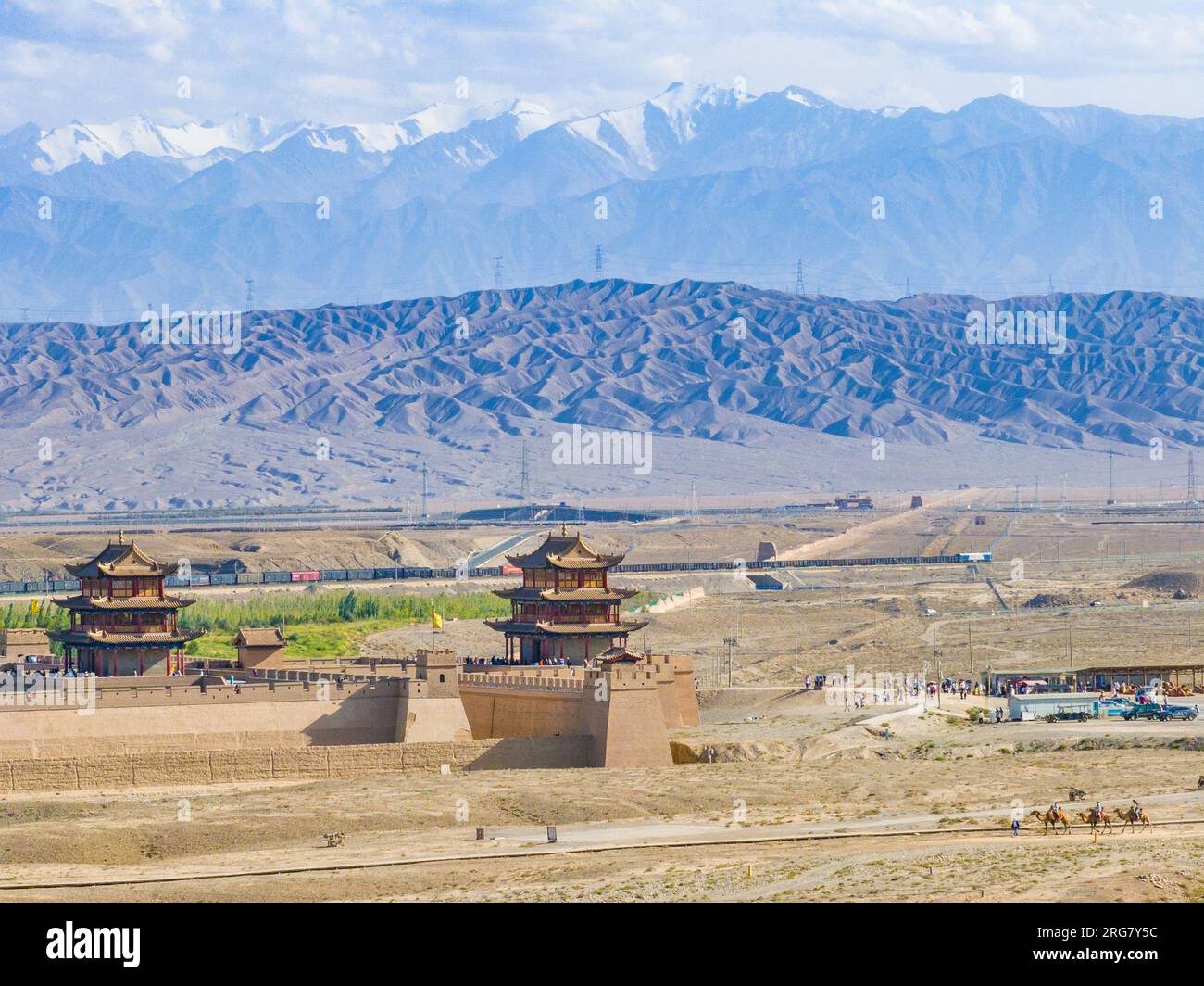 Jiayuguan. 7 agosto 2023. Questa foto aerea scattata il 7 agosto 2023 mostra il passo Jiayu nella città di Jiayuguan, nella provincia del Gansu della Cina nord-occidentale. Il passo Jiayu, una famosa parte della grande Muraglia costruita durante la Dinastia Ming (1368-1644), ha attirato un numero crescente di visitatori durante la stagione turistica estiva, con oltre 30.000 visitatori al giorno in picco. Crediti: Zhang Keren/Xinhua/Alamy Live News Foto Stock