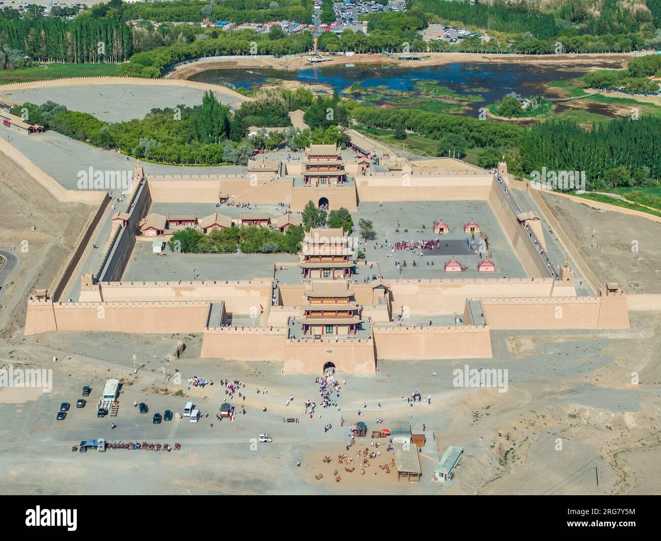 Jiayuguan. 7 agosto 2023. Questa foto aerea scattata il 7 agosto 2023 mostra il passo Jiayu nella città di Jiayuguan, nella provincia del Gansu della Cina nord-occidentale. Il passo Jiayu, una famosa parte della grande Muraglia costruita durante la Dinastia Ming (1368-1644), ha attirato un numero crescente di visitatori durante la stagione turistica estiva, con oltre 30.000 visitatori al giorno in picco. Crediti: Zhang Keren/Xinhua/Alamy Live News Foto Stock