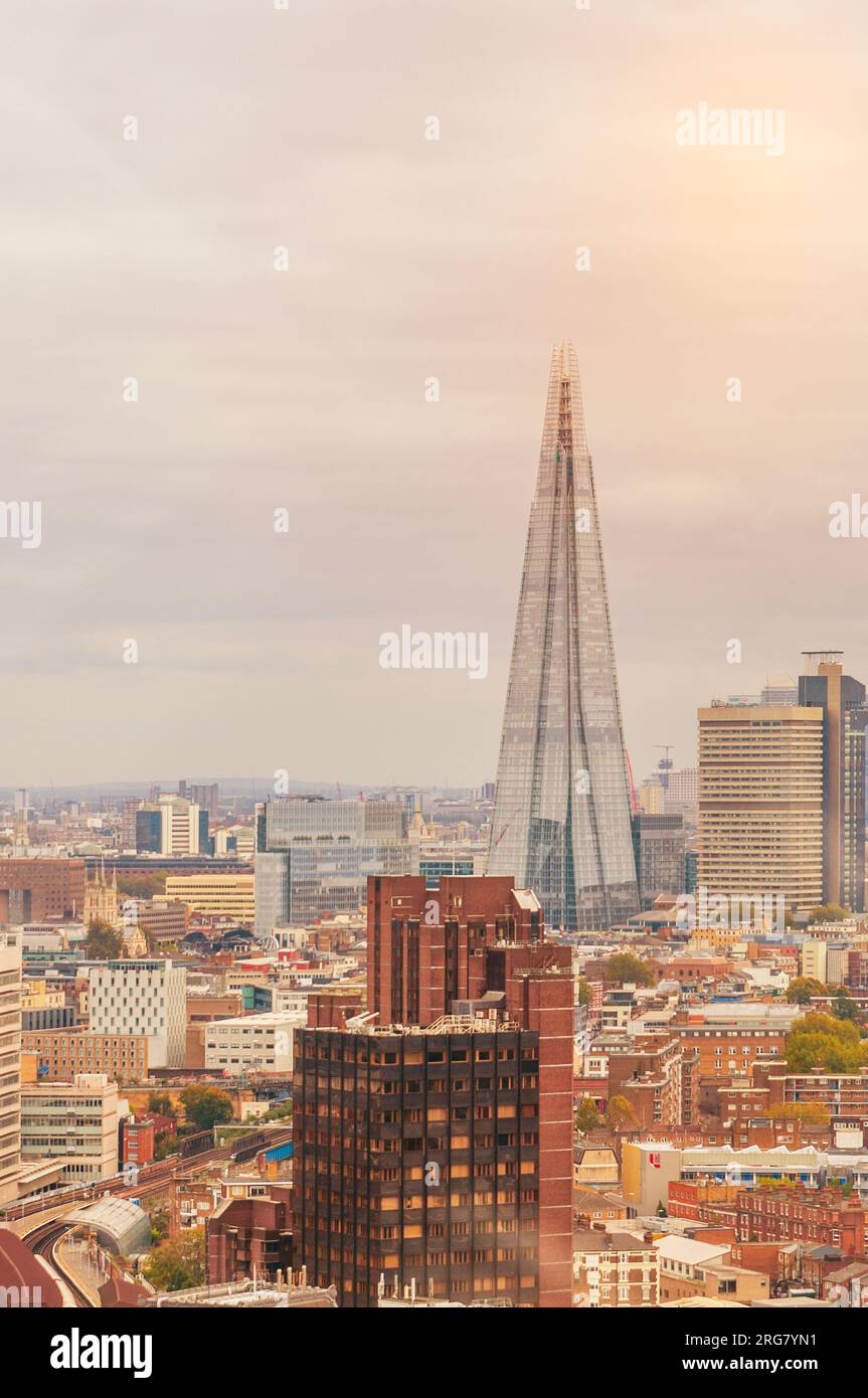 Londra, Regno Unito - 7 agosto 2023 - Vista aerea di Londra al tramonto Foto Stock