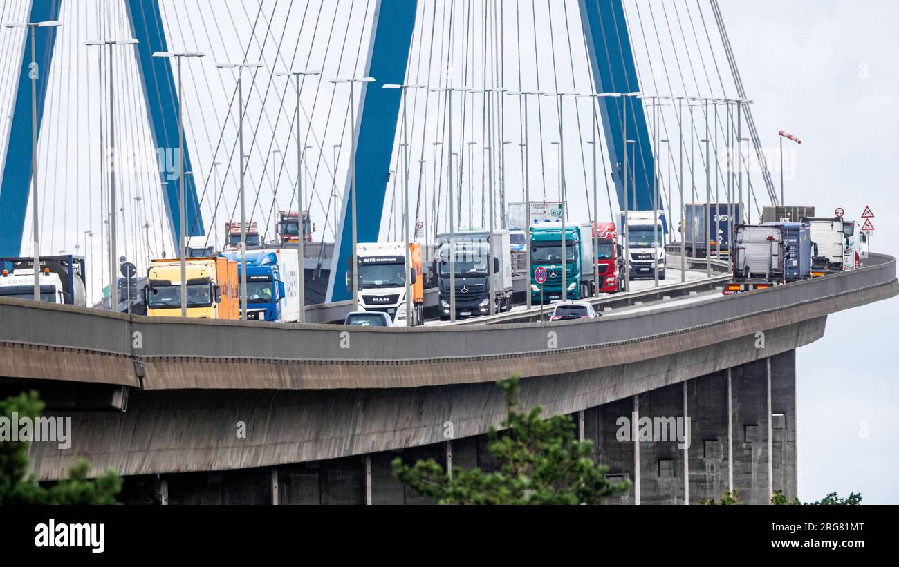 Amburgo, Germania. 8 agosto 2023. Il traffico portuale attraversa il ponte Köhlbrand. Questo dovrà essere sostituito nel prossimo futuro, e le forze politiche della città stanno discutendo di soluzioni future. Credito: Markus Scholz/dpa/Alamy Live News Foto Stock