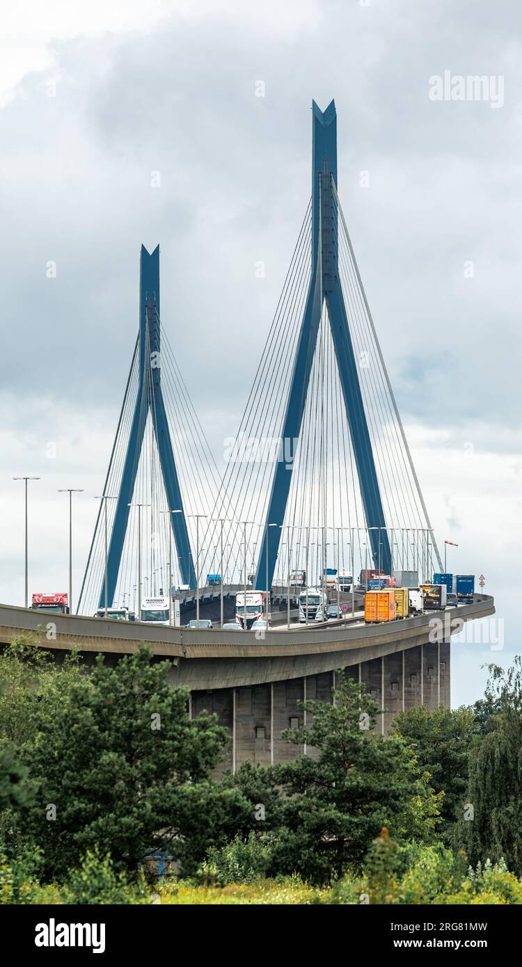 Amburgo, Germania. 8 agosto 2023. Il traffico portuale attraversa il ponte Köhlbrand. Questo dovrà essere sostituito nel prossimo futuro, e le forze politiche della città stanno discutendo di soluzioni future. Credito: Markus Scholz/dpa/Alamy Live News Foto Stock