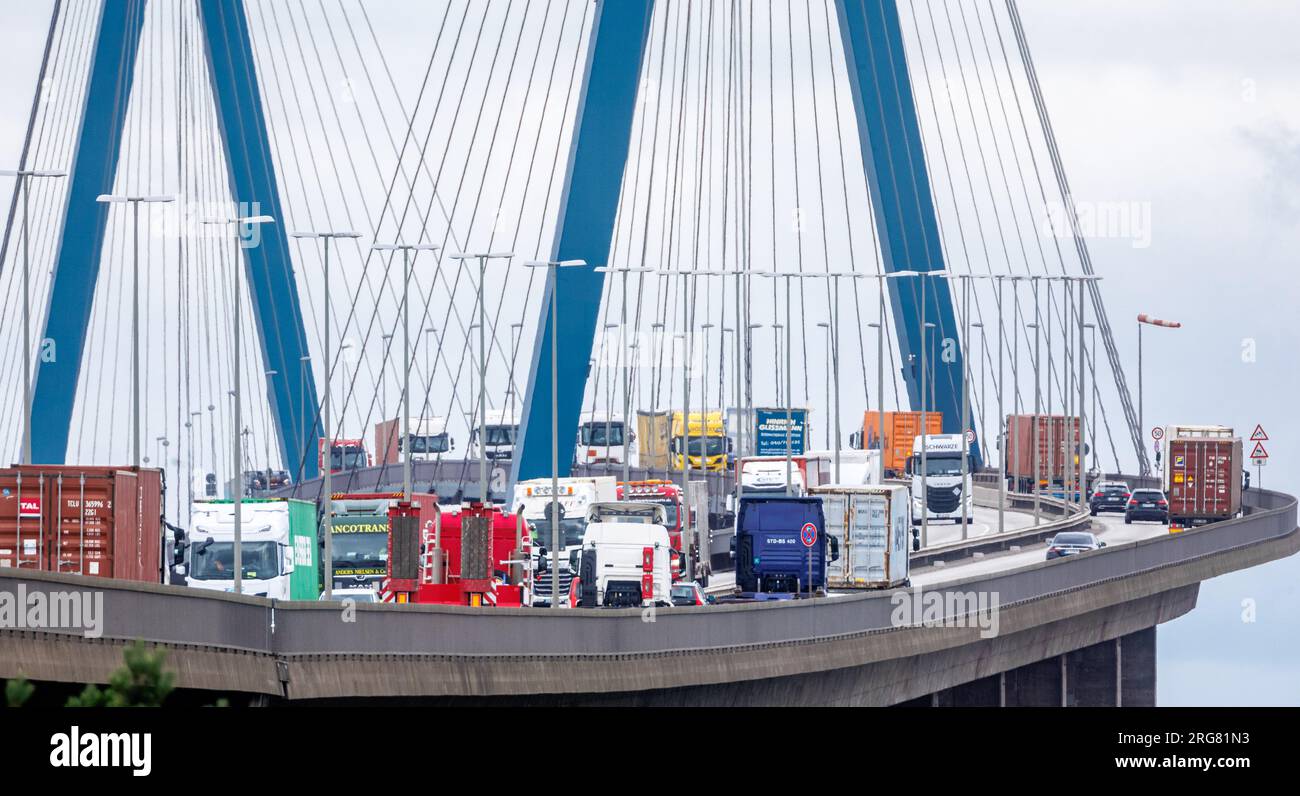 Amburgo, Germania. 8 agosto 2023. Il traffico portuale attraversa il ponte Köhlbrand. Questo dovrà essere sostituito nel prossimo futuro, e le forze politiche della città stanno discutendo di soluzioni future. Credito: Markus Scholz/dpa/Alamy Live News Foto Stock