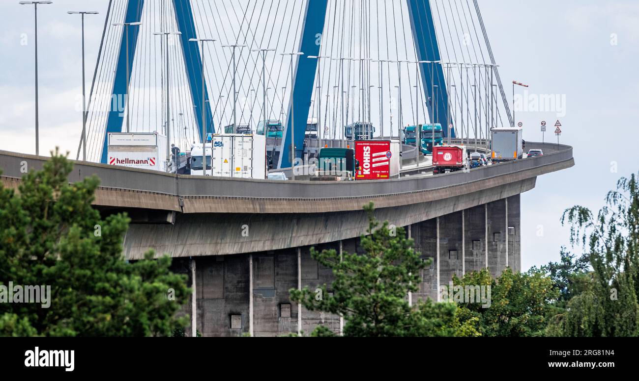 Amburgo, Germania. 8 agosto 2023. Il traffico portuale attraversa il ponte Köhlbrand. Questo dovrà essere sostituito nel prossimo futuro, e le forze politiche della città stanno discutendo di soluzioni future. Credito: Markus Scholz/dpa/Alamy Live News Foto Stock