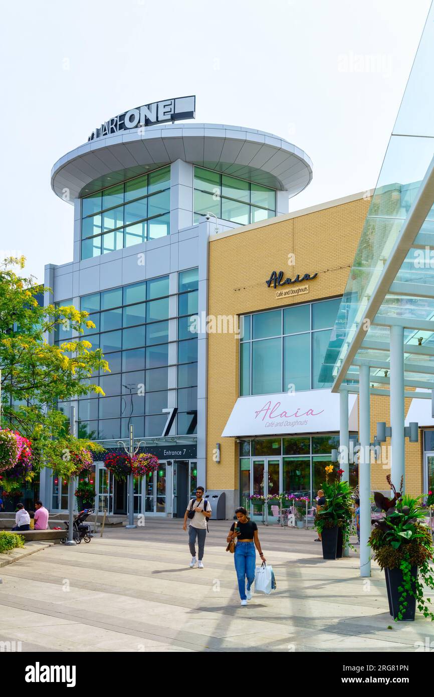 Mississauga, Canada, architettura esterna dell'ingresso e facciata del centro commerciale Square One. Il centro commerciale è un'attrazione turistica Foto Stock