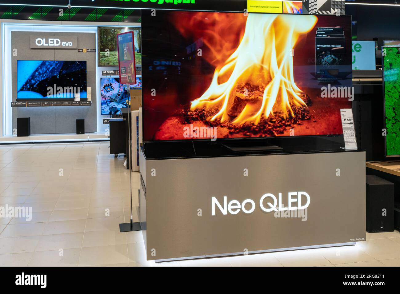 Televisori LG e Samsung in vendita in un negozio di elettronica. Minsk, Bielorussia, 28 luglio 2023 Foto Stock