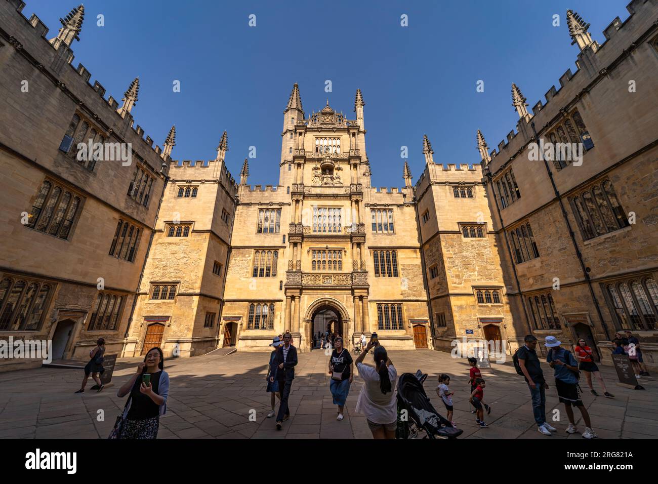 Besucher im Innenhof der Bodleian Library, Hauptbibliothek der Universität Oxford, Oxford, Oxfordshire, Inghilterra, Großbritannien, Europa | visitatore a Foto Stock