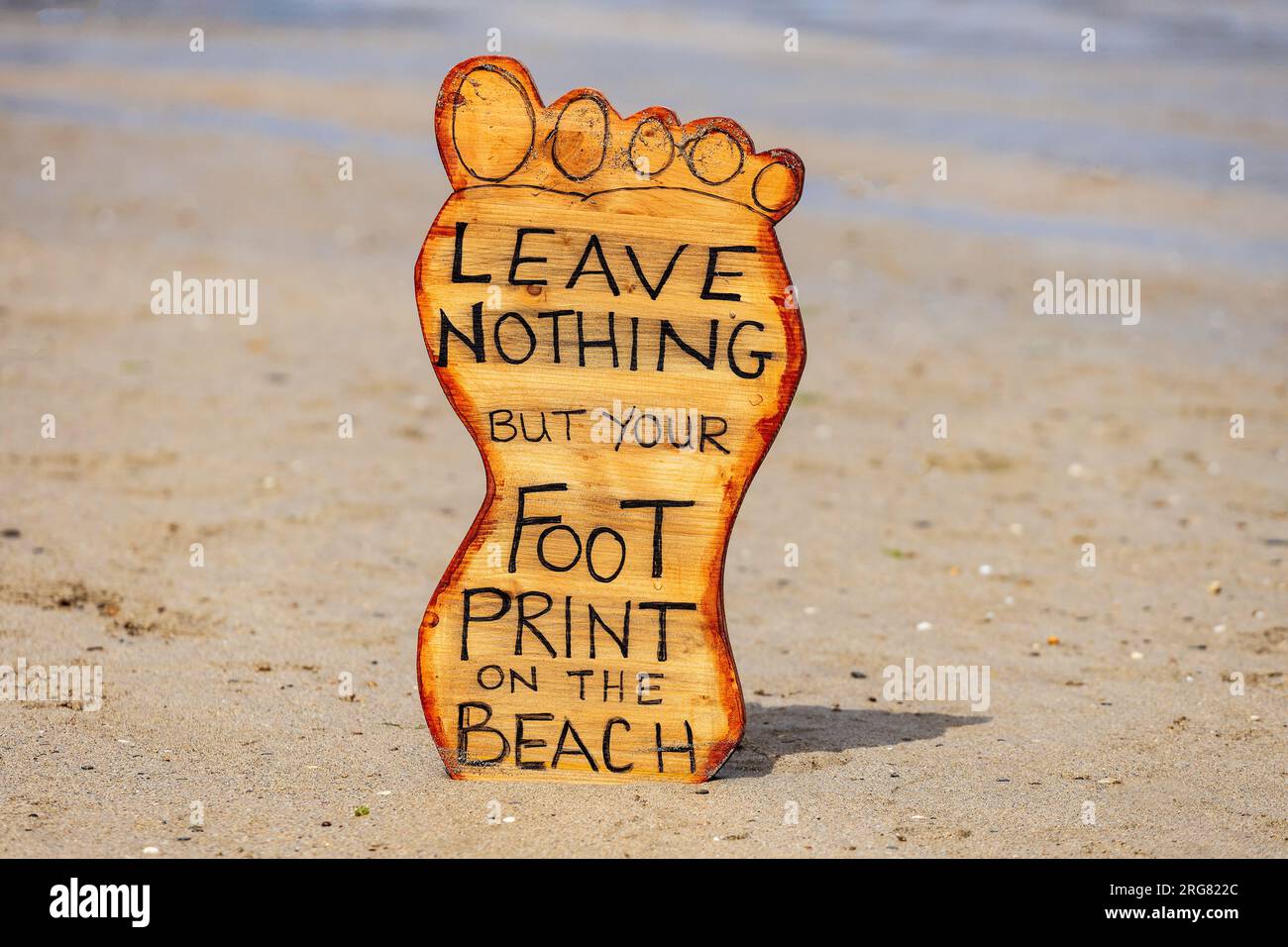 C'era un cartello su una spiaggia della Cornovaglia che chiedeva ai turisti di tenere pulita la spiaggia portando a casa la loro spazzatura. Foto Stock