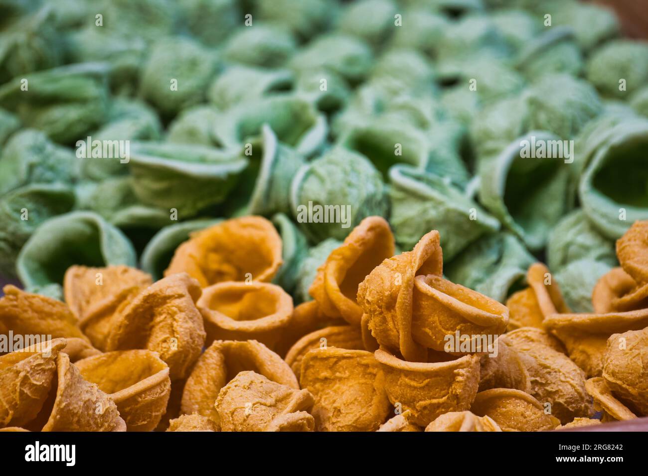 Primo piano sulle orecchiette crude fresche, la tipica pasta pugliese, nel centro di Bari Foto Stock