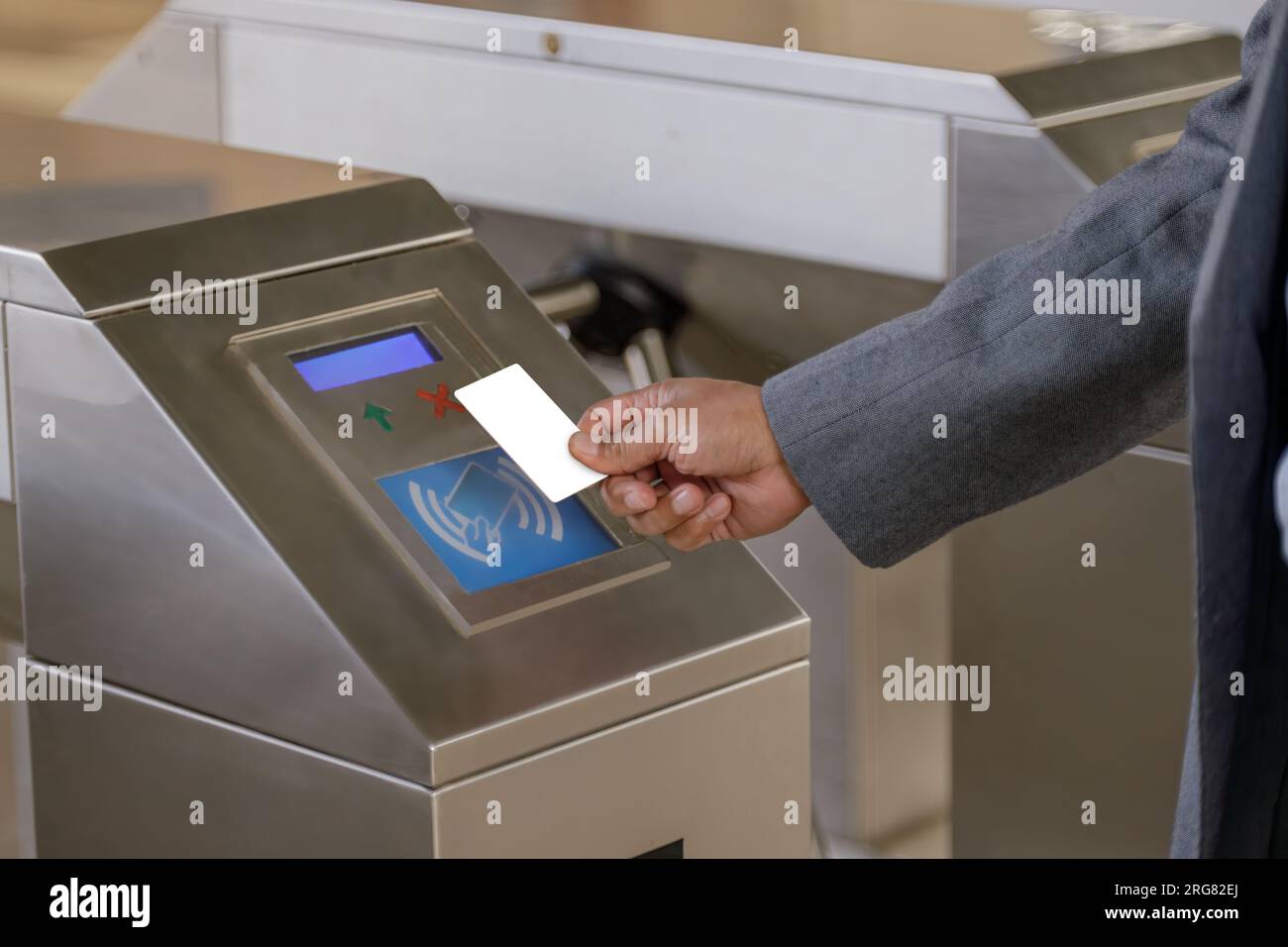 Dettaglio della mano di un uomo che paga con una carta senza contatto vuota per un biglietto della metropolitana. Foto Stock