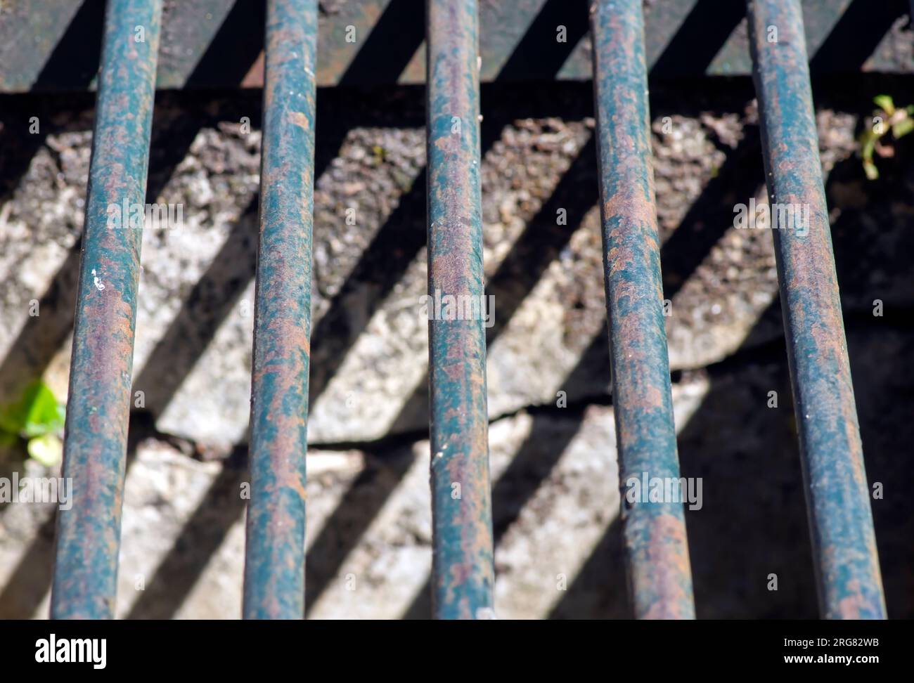 Un coperchio di scarico in ghisa, per evitare inondazioni durante la stagione delle piogge. Foto Stock