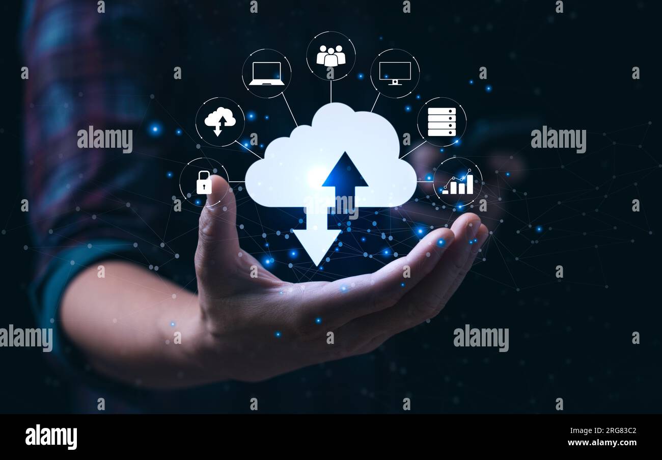 Diagramma di cloud computing in mano tecnologia cloud storage dati concetto futuristico di connettività con tecnologia di visualizzazione Foto Stock