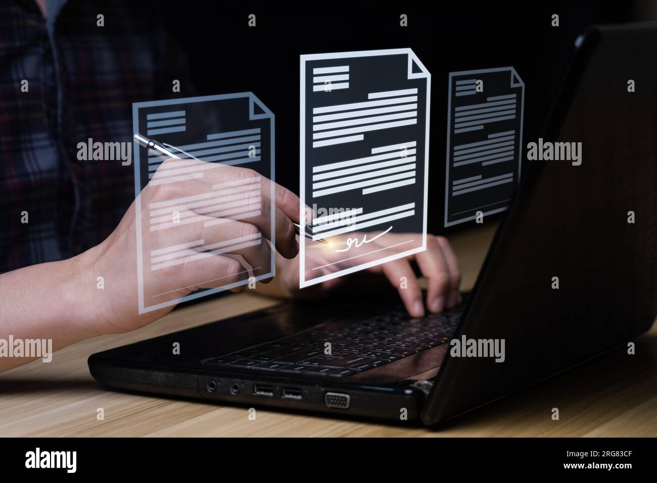 un uomo d'affari usa una penna per firmare documenti elettronici su documenti digitali su uno schermo virtuale. Tecnologia della firma elettronica e gestione dei documenti Foto Stock