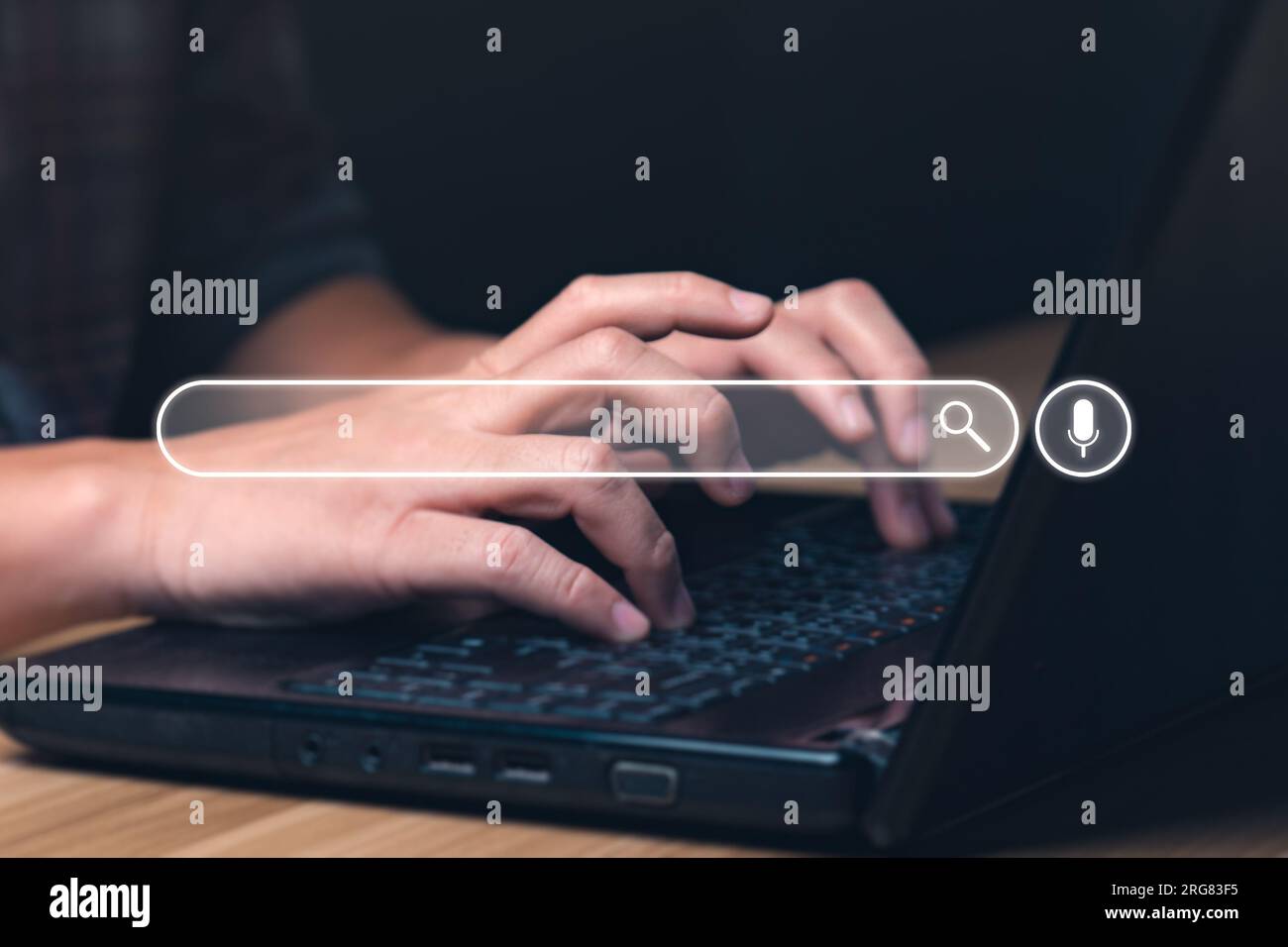 Uomo d'affari che utilizza un computer portatile per cercare informazioni e navigare in Internet informazioni sul concetto di rete. Uomo d'affari che usa un notebook per cercare. Searchi Foto Stock