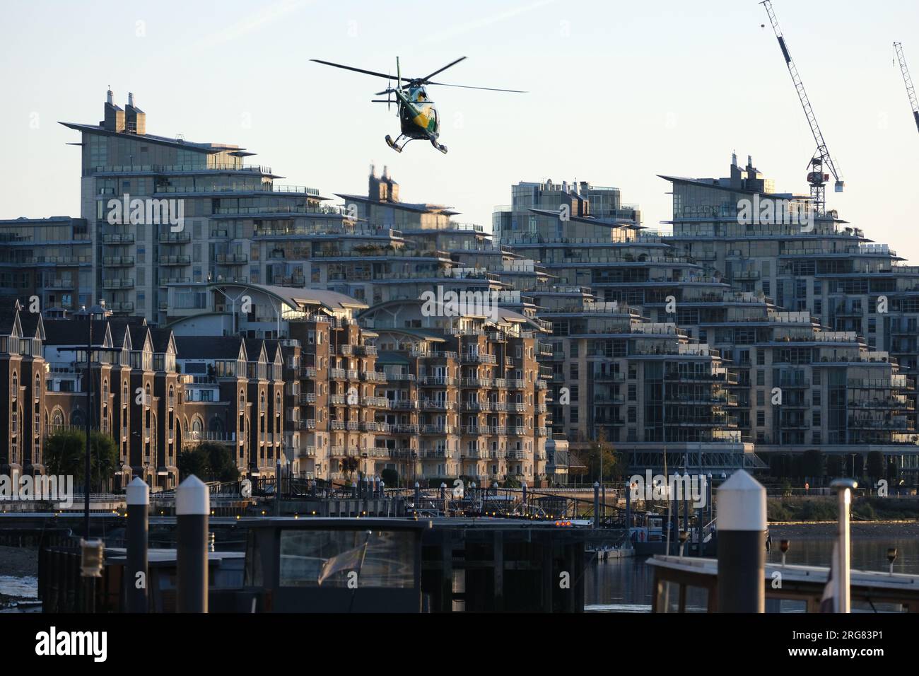 Un elicottero che decolla con la città sullo sfondo Foto Stock
