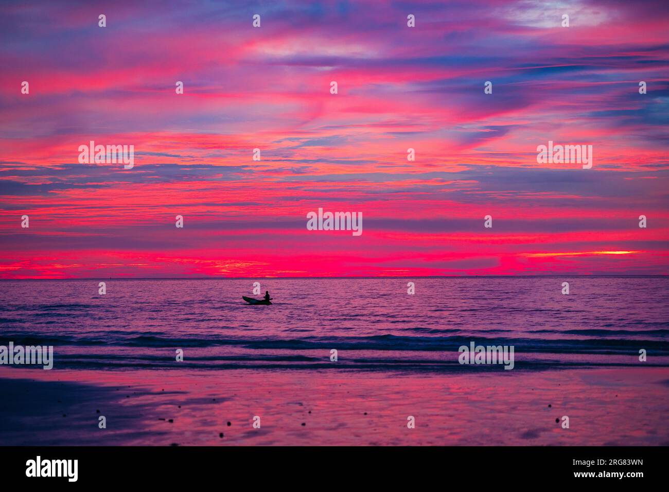 Tramonto rosa al crepuscolo nel golfo marino della Thailandia. Ko Kood Island. Foto Stock