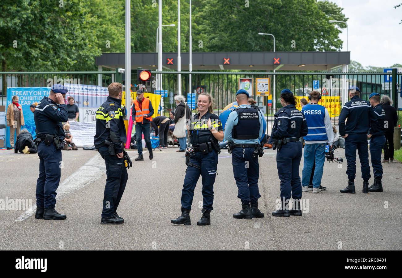 Volkel, Paesi Bassi, 07.08.2023, ufficiali di polizia olandesi presso la base aerea militare di Volkel durante la protesta degli attivisti di pace contro le armi nucleari Foto Stock