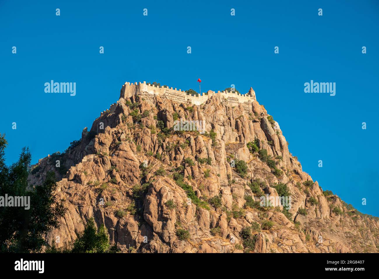 Castello di Afyon sulla roccia di Afyonkarahisar, Turchia, di fronte a un cielo azzurro e soleggiato Foto Stock