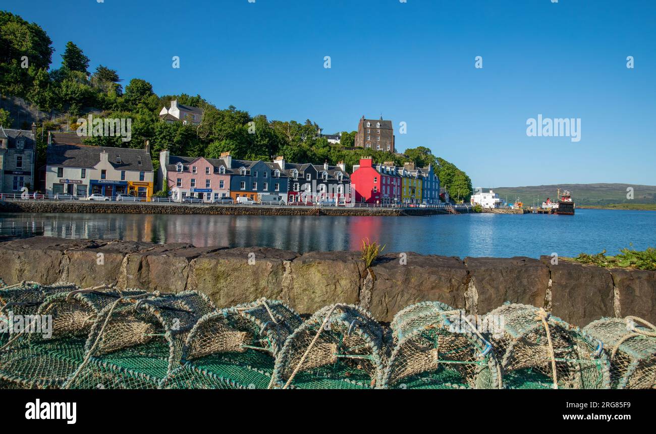 Splendida città di Tobermory, isola di Mull, Scozia con case colorate e acqua dolce al sole Foto Stock