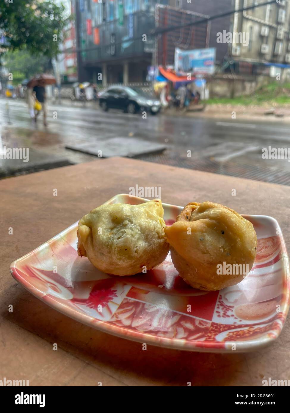 Samosa in un giorno di pioggia. Questa foto è stata scattata da Chittagong, Bangladesh. Foto Stock