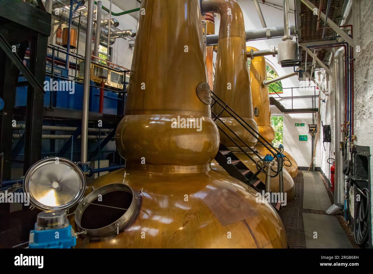 Alambicchi di rame in una distilleria di whisky a Tobermory, Isola di Mull Foto Stock