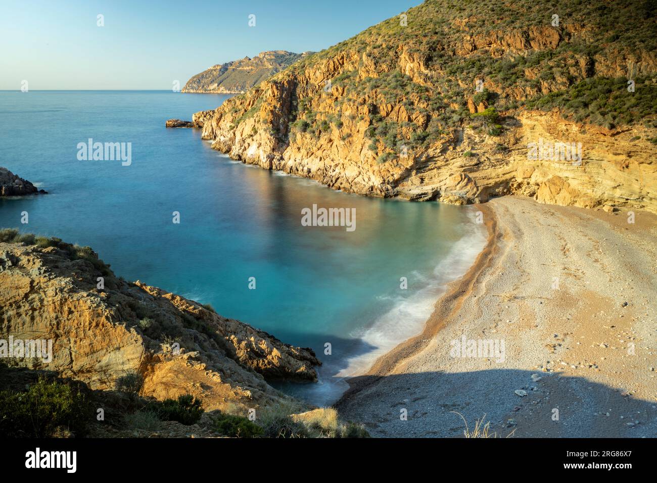 Vista dall'alto dell'idilliaca insenatura di Bolete grande, Cartagena, regione di Murcia, Spagna Foto Stock