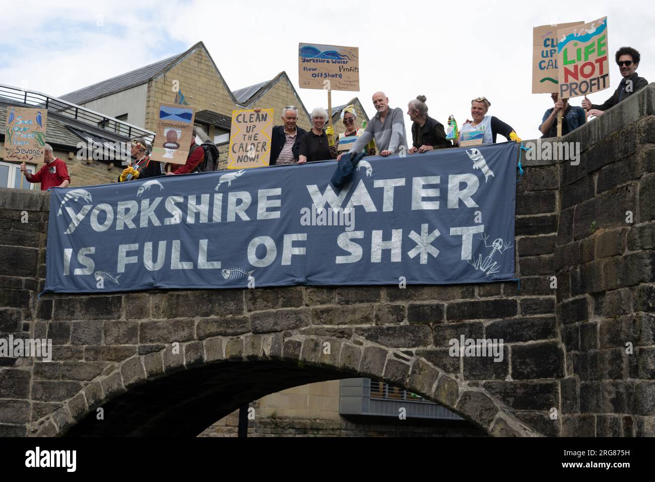Protesta contro i deflussi di acque reflue dello Yorkshire Water. Hebden Bridge, West Yorkshire Foto Stock