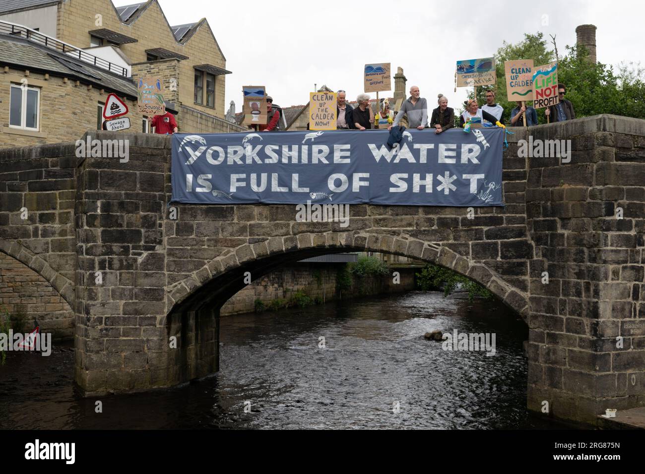 Protesta contro i deflussi di acque reflue dello Yorkshire Water. Hebden Bridge, West Yorkshire Foto Stock