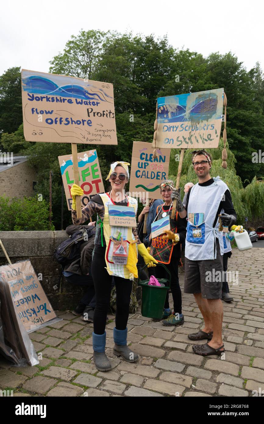 Protesta contro i deflussi di acque reflue dello Yorkshire Water. Hebden Bridge, West Yorkshire, Regno Unito. Foto Stock