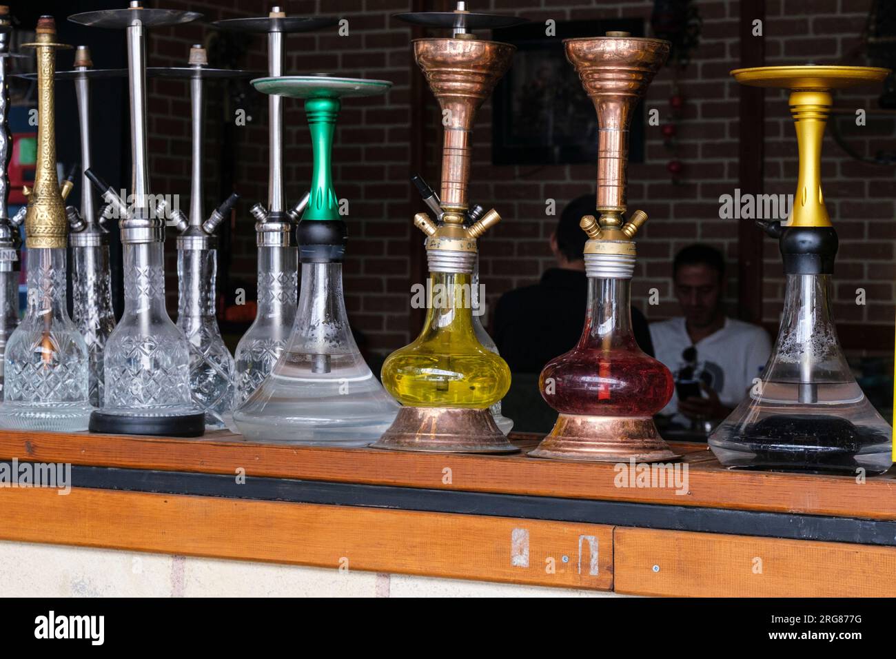 Istanbul, Turchia, Türkiye. Hookah, Nargilehs, Water Pipe in mostra al locale Cafe. Foto Stock