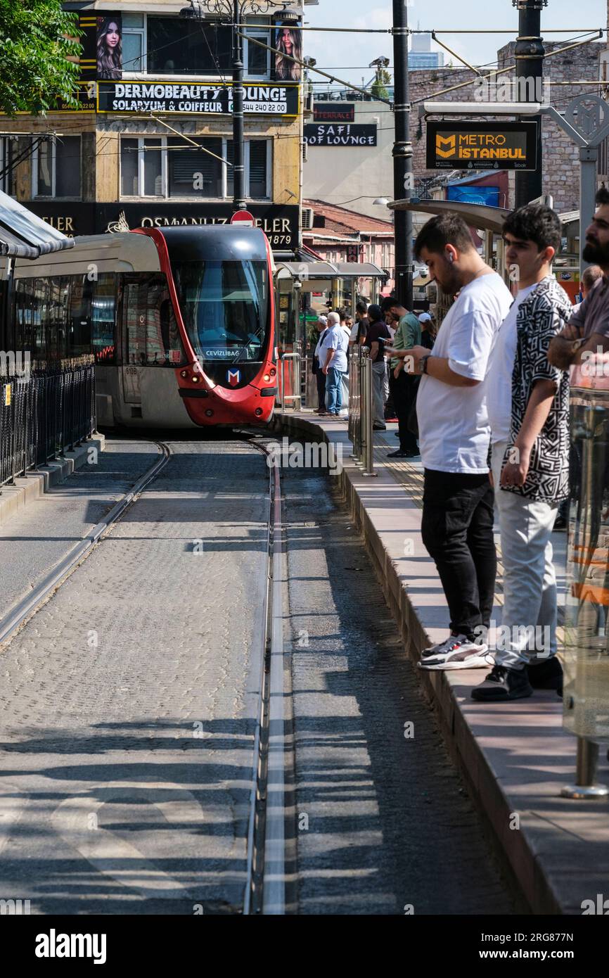 Istanbul, Turchia, Türkiye. Tram in arrivo alla fermata del tram di Gulhane. Foto Stock