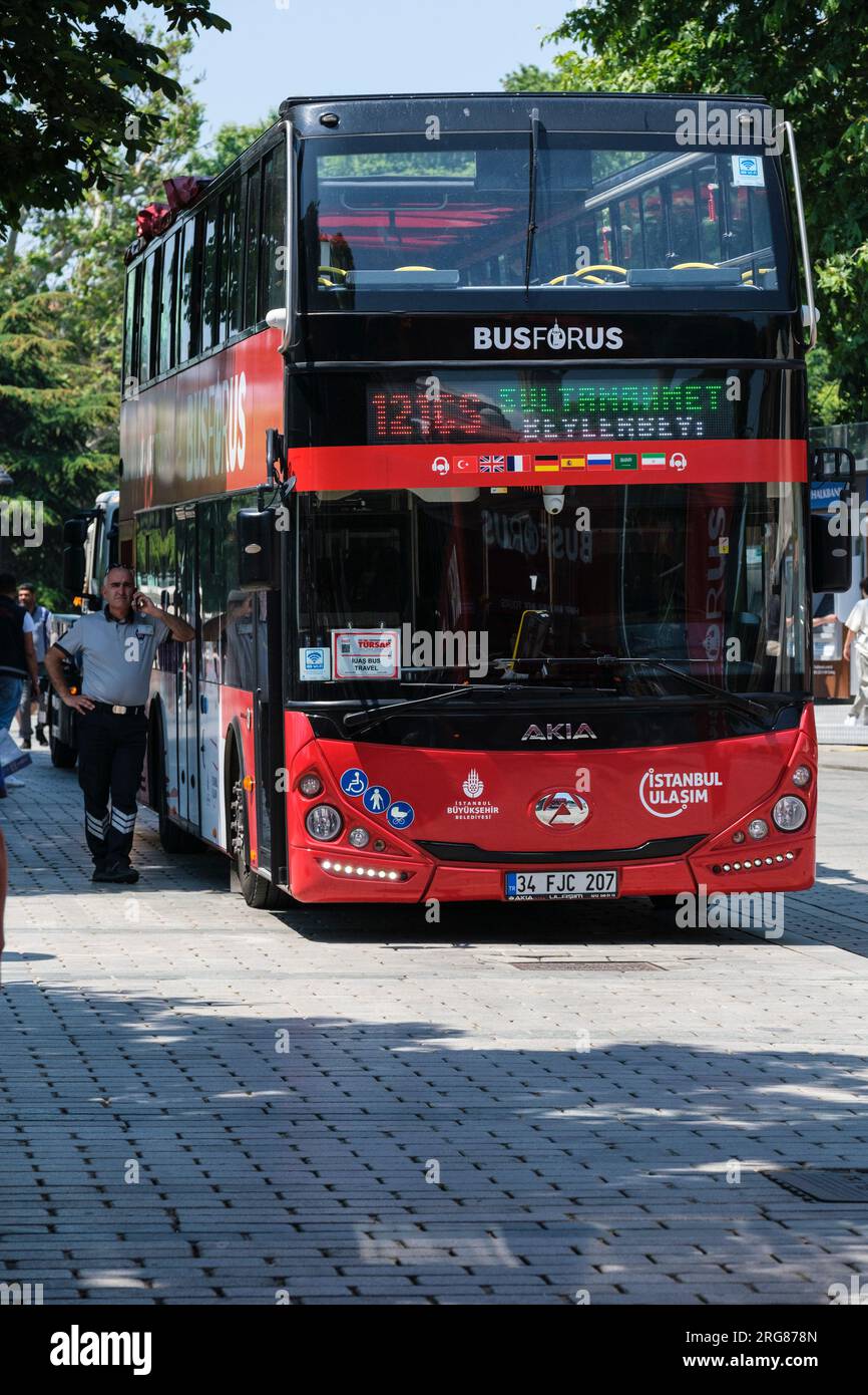 Istanbul, Turchia, Türkiye. Autobus cittadino fuori Hagia Sophia. Foto Stock