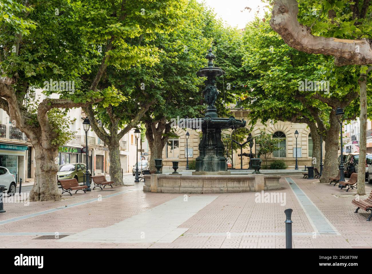 Fontana in Town Holl Square, Meze, Herault, Occitanie, Francia Foto Stock