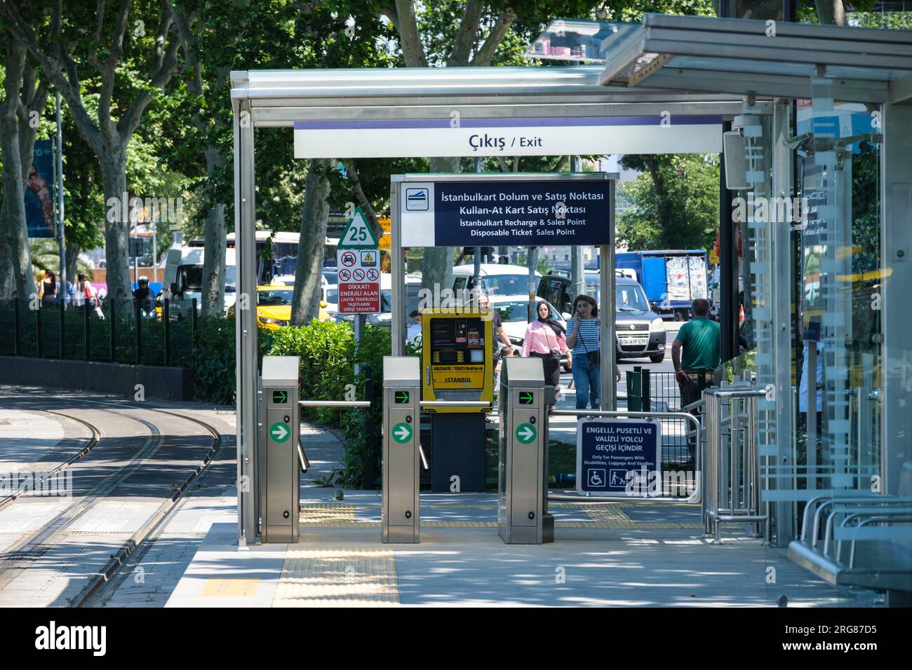 Istanbul, Turchia, Turkiye. Esci dalla fermata del tram. Foto Stock