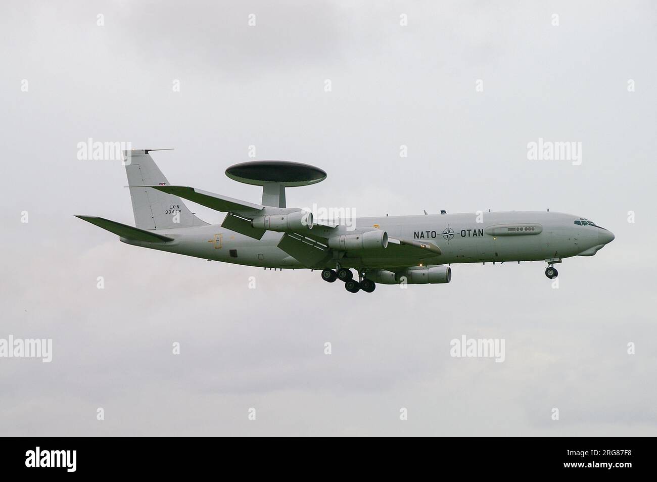 Boeing e-3A Sentry AWACS aereo in servizio con NATO / OTAN. Atterraggio a RAF Waddington, Regno Unito. (AEW&C) aerei a reazione basati su aerei di linea 707 Foto Stock