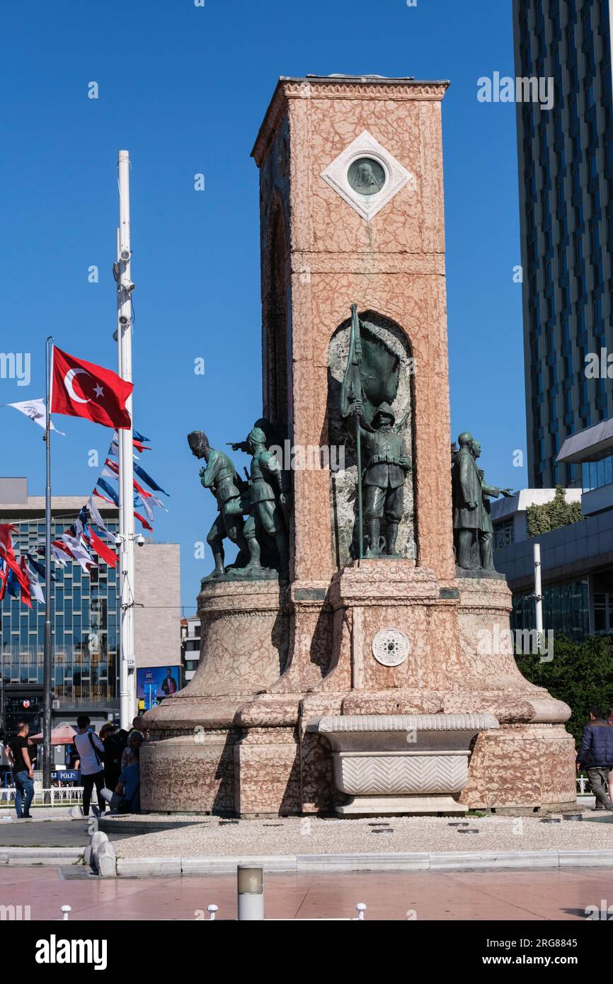 Istanbul, Turchia, Türkiye. Monumento della Repubblica in Piazza Taksim. Mustafa Kemal Ataturk in uniforme militare a sinistra, nel suo ruolo di leader militare. Desi Foto Stock