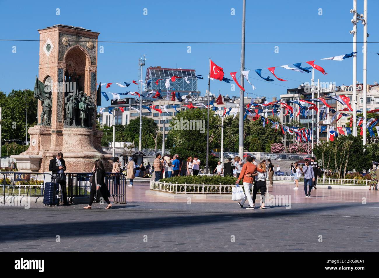Istanbul, Turchia, Türkiye. Monumento della Repubblica in Piazza Taksim. Progettato dallo scultore italiano Pietro Canonica, eretto nel 1928. Foto Stock
