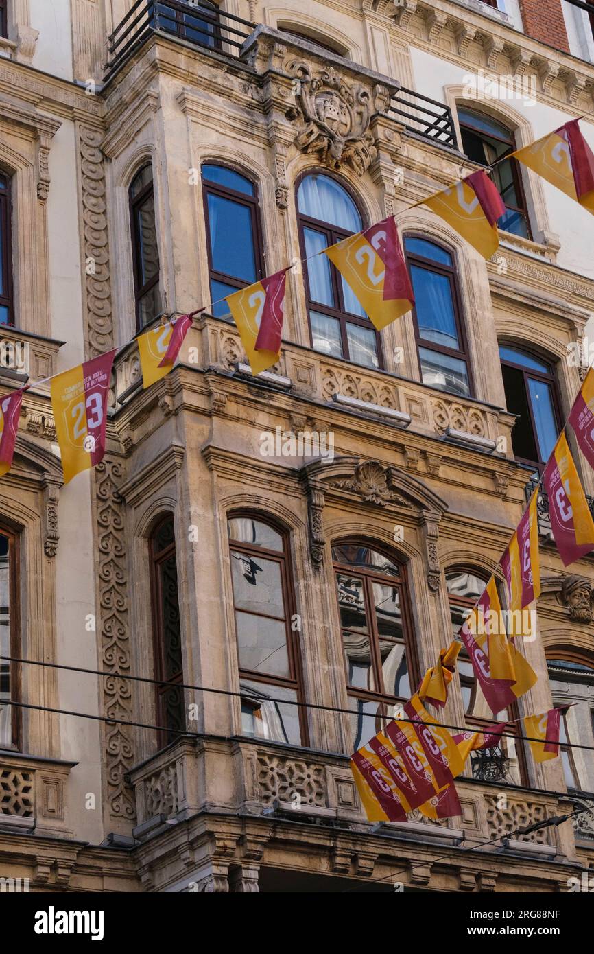 Istanbul, Turchia, Türkiye. Via Istiklal, architettura del XIX secolo. Foto Stock