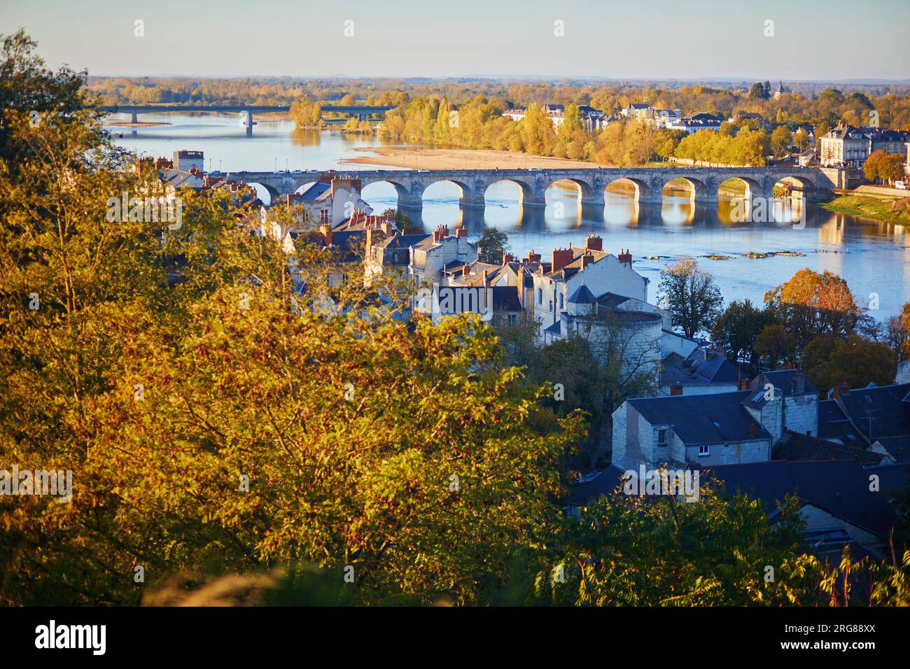 Vista panoramica del fiume Loira con il ponte Cessart a Saumur, dipartimento Maine-et-Loire, Francia occidentale Foto Stock