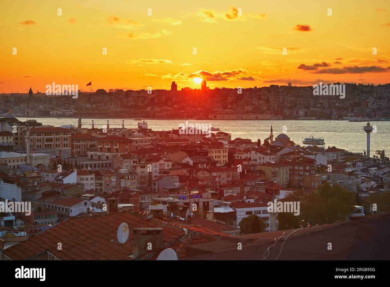 Vista panoramica del quartiere di Uskudar sul lato asiatico di Istanbul, Turchia con la Moschea Blu e Hagia Sophia all'orizzonte sullo stretto del Bosforo Foto Stock